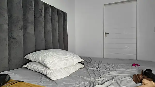 BedroomBullyX5 online show from May 22, 2026, 7:39 am