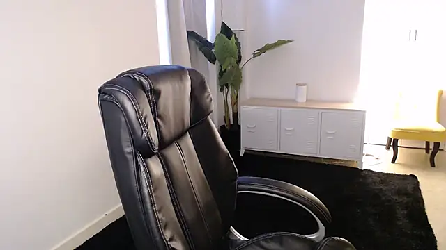 Crystal-dreamt online show from February 20, 2026, 9:33 am