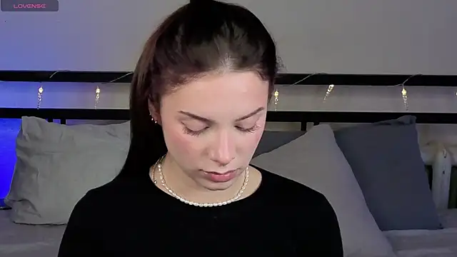 sinthiaroze online show from October 18, 2025, 5:26 pm