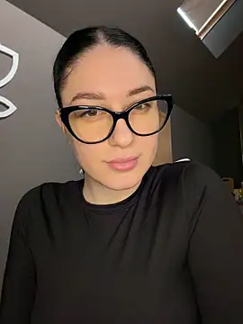 moniqque online show from November 12, 2025, 7:01 am