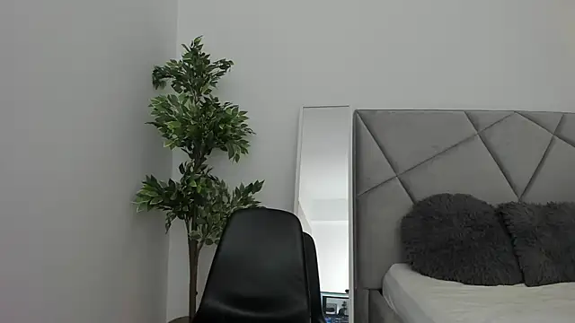 BlueEyesLexy online show from April 18, 2026, 7:44 am