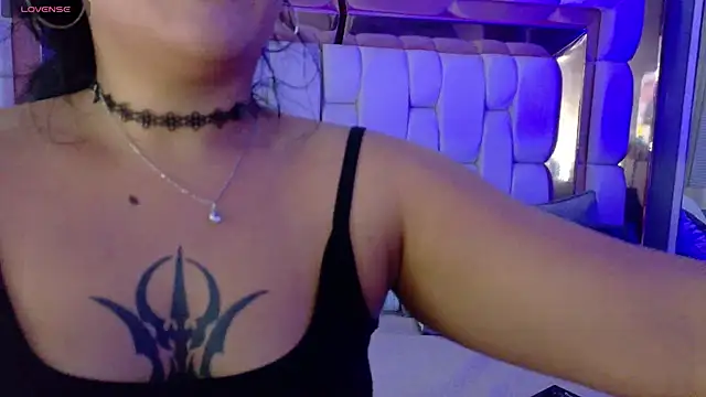 valkiria moore online show from November 7, 2025, 8:02 pm