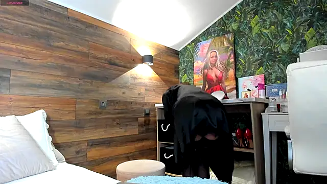 Snapshot of Your_Wet_Desire chatting on October 15, 2025, 5:17 am Your Wet Desire online show from October 15, 2025, 5:17 am