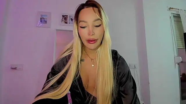 Snapshot of _viioletweekend_ chatting on November 26, 2025, 5:02 pm viioletweekend online show from November 26, 2025, 5:02 pm