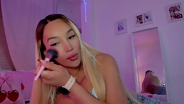 Snapshot of _viioletweekend_ chatting on November 28, 2025, 8:42 pm viioletweekend online show from November 28, 2025, 8:42 pm