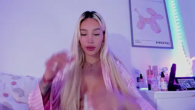 Snapshot of _viioletweekend_ chatting on March 10, 2025, 12:07 am viioletweekend online show from March 10, 2025, 12:07 am