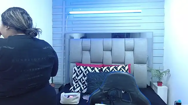 evelin zaens online show from March 28, 2026, 4:13 am