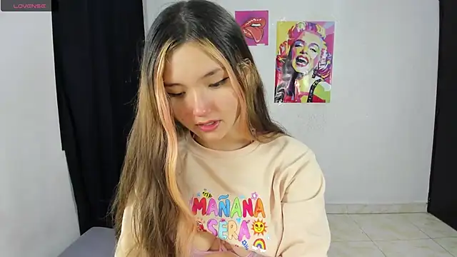 Alice bloom  online show from November 14, 2025, 2:04 am