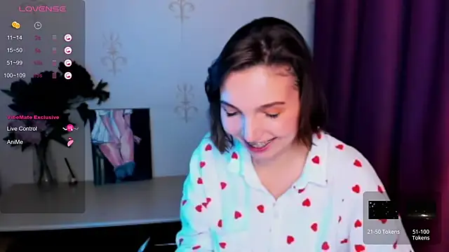 KindHazelHere  online show from October 30, 2025, 8:50 pm