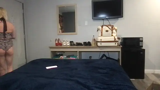 Snapshot of TiffaneyLove chatting on February 24, 2026, 12:33 am TiffaneyLove online show from February 24, 2026, 12:33 am