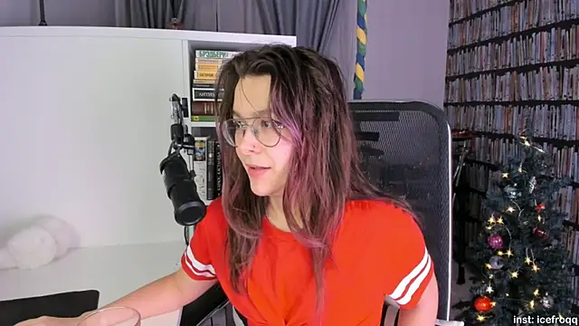 Snapshot of icefroqq chatting on January 13, 2025, 9:42 pm icefroqq online show from January 13, 2025, 9:42 pm