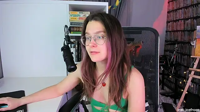 Snapshot of icefroqq chatting on February 26, 2025, 9:31 pm icefroqq online show from February 26, 2025, 9:31 pm