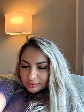 Denisse Perry online show from November 18, 2025, 6:00 pm