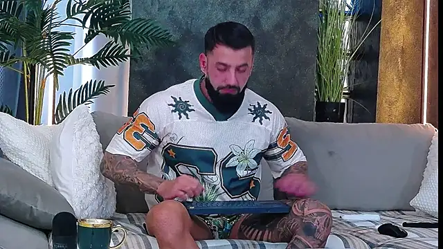 masterkingofmusclee online show from October 16, 2025, 8:22 am