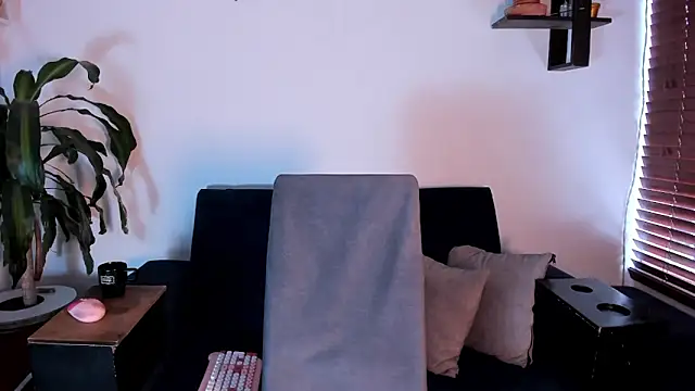 im amber online show from April 30, 2026, 12:45 pm