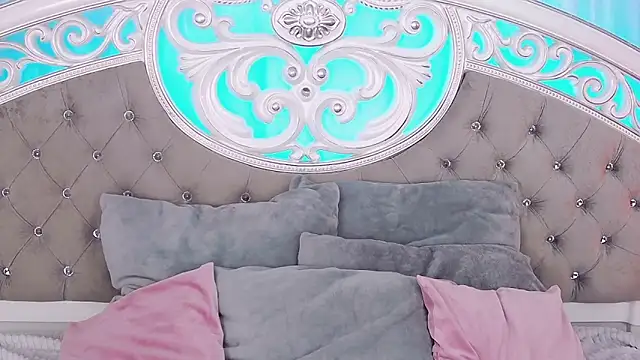 CrissyTaylor online show from October 10, 2025, 7:04 pm