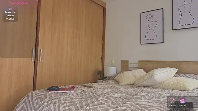 sweet sophia90s online show from October 8, 2025, 2:51 pm