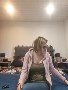 Snapshot of Madame_Callie chatting on May 17, 2026, 5:46 pm Madame Callie online show from May 17, 2026, 5:46 pm