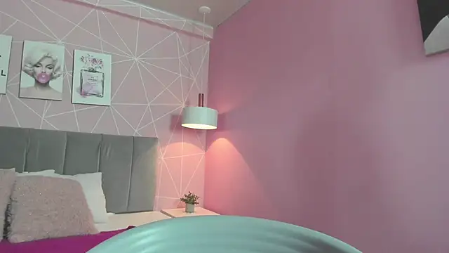 dolly zoe online show from March 13, 2025, 9:05 pm