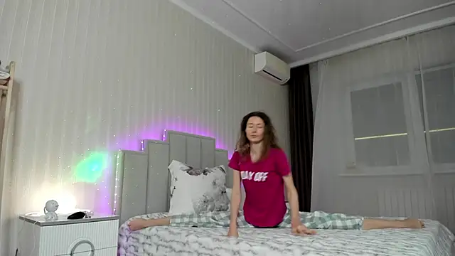 ooksiiii online show from February 18, 2026, 5:09 pm