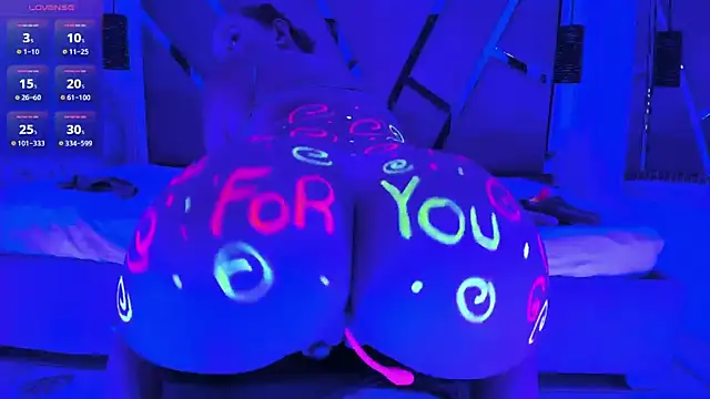 Renatta   online show from November 5, 2025, 9:29 pm