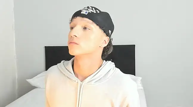 angelcortes online show from March 4, 2025, 11:22 pm