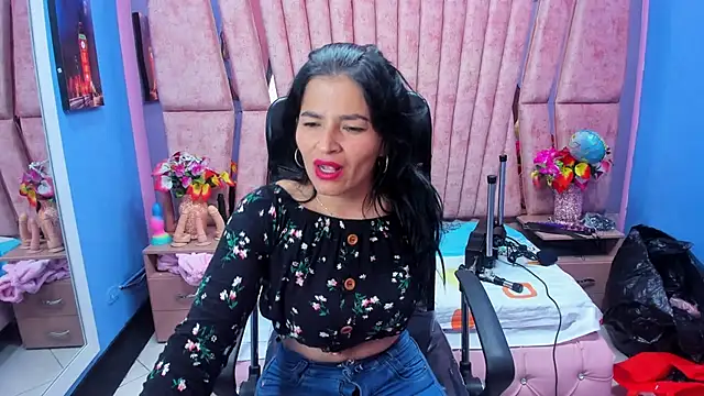 Snapshot of HornySkinny26 chatting on November 8, 2025, 5:22 am HornySkinny26 online show from November 8, 2025, 5:22 am