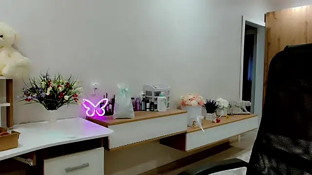 Snapshot of EveLove33 chatting on November 5, 2025, 12:30 pm EveLove33 online show from November 5, 2025, 12:30 pm