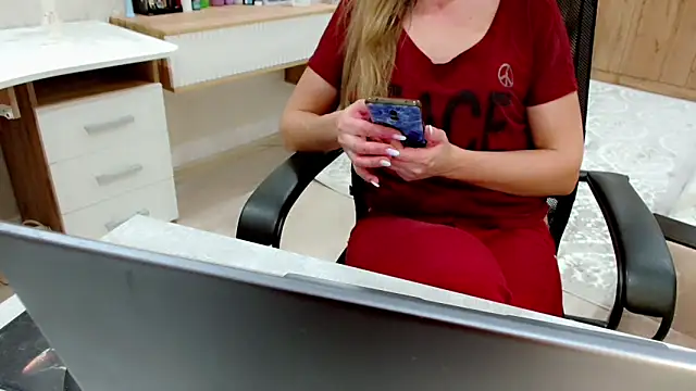 Snapshot of EveLove33 chatting on October 17, 2025, 5:26 pm EveLove33 online show from October 17, 2025, 5:26 pm