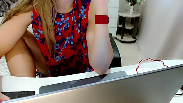 Snapshot of EveLove33 chatting on October 14, 2025, 5:08 am EveLove33 online show from October 14, 2025, 5:08 am