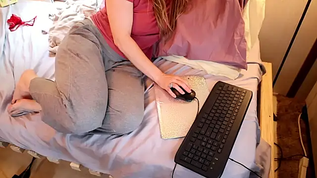xxpixeyxx online show from September 30, 2025, 4:24 pm
