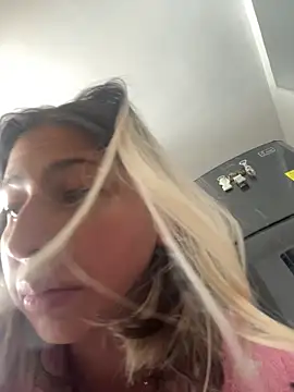 Ameellie online show from March 25, 2026, 1:43 pm