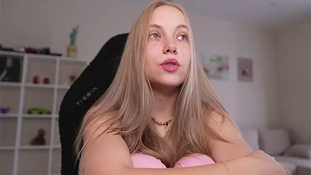 Snapshot of _Appr0ved_ chatting on October 10, 2025, 11:55 am Appr0ved online show from October 10, 2025, 11:55 am