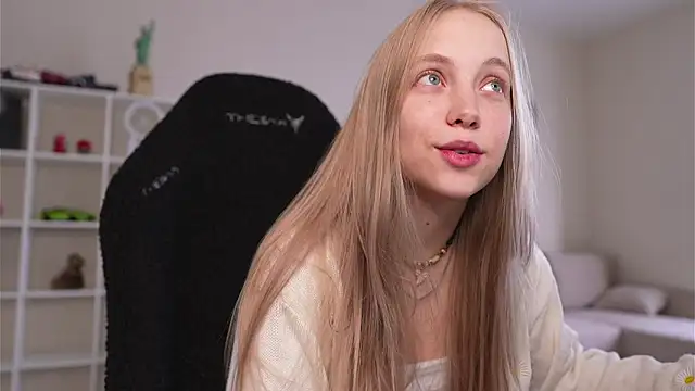 Snapshot of _Appr0ved_ chatting on October 12, 2025, 7:43 am Appr0ved online show from October 12, 2025, 7:43 am