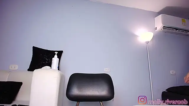 mollyrivera online show from October 8, 2025, 9:26 pm