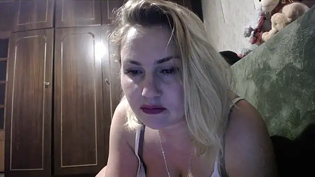 Snapshot of MONRObeauty chatting on March 13, 2025, 11:59 pm MONRObeauty online show from March 13, 2025, 11:59 pm