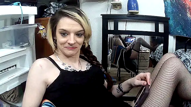 dangereyez0010 online show from April 9, 2026, 2:35 am