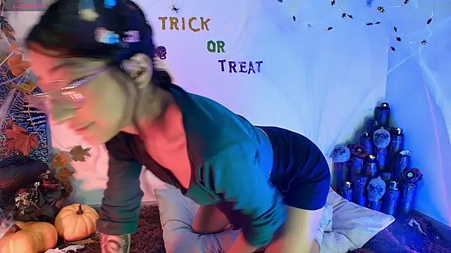 Snapshot of Cloe_Leee chatting on October 21, 2025, 5:29 am Cloe Leee online show from October 21, 2025, 5:29 am