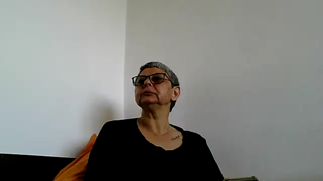 roseblak42 online show from May 19, 2026, 7:59 am