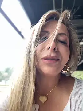  Abril-Office1 online show from October 9, 2025, 3:34 pm