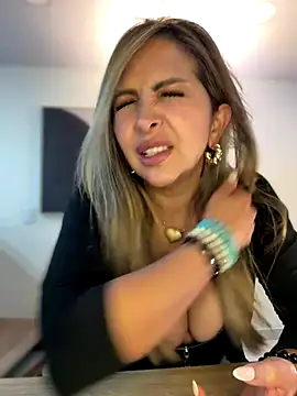  Abril-Office1 online show from November 13, 2025, 3:27 pm