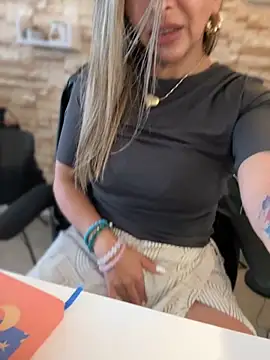  Abril-Office1 online show from October 15, 2025, 3:20 pm