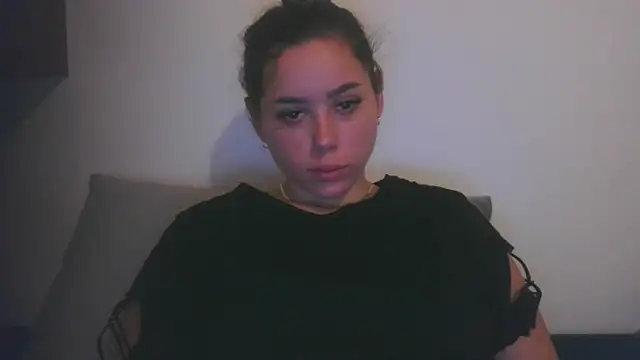 LovelyJulliette online show from December 1, 2025, 2:18 pm