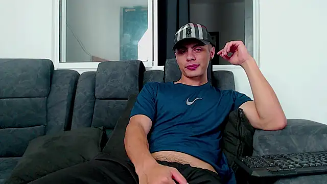 Stiven CL online show from October 7, 2025, 5:41 am