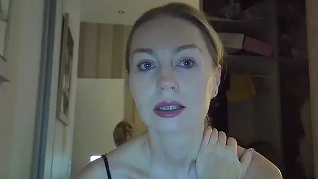 ZarinaSwift online show from October 22, 2025, 4:23 am