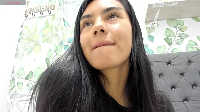 atilanadiaz7 online show from October 28, 2025, 5:01 pm