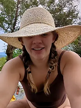 curvycakecutie online show from April 21, 2026, 1:42 am