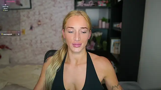 Snapshot of Nicolette__Shea_ chatting on February 4, 2026, 8:04 pm Nicolette Shea online show from February 4, 2026, 8:04 pm