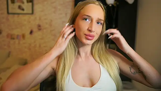 Nicolette  Shea  online show from November 15, 2025, 8:29 am