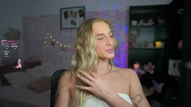 Nicolette  Shea  online show from March 9, 2025, 5:06 pm